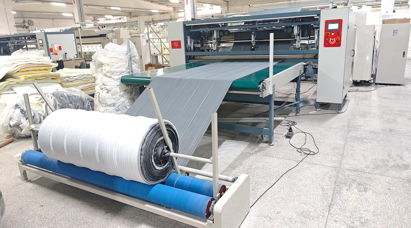 Automatic-Quilted-Panel-Border-Cutting-Machine-2