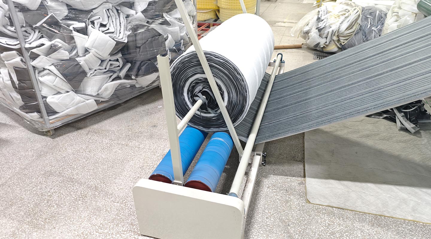 Automatic-Quilted-Panel-Border-Cutting-Machine-3