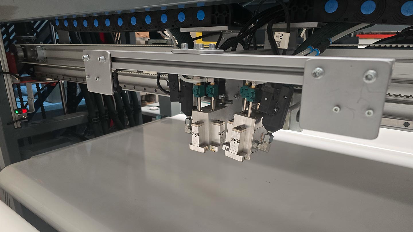 Automatic-Hotmelt-Glue-Machine-8-Guns-3-Lineer