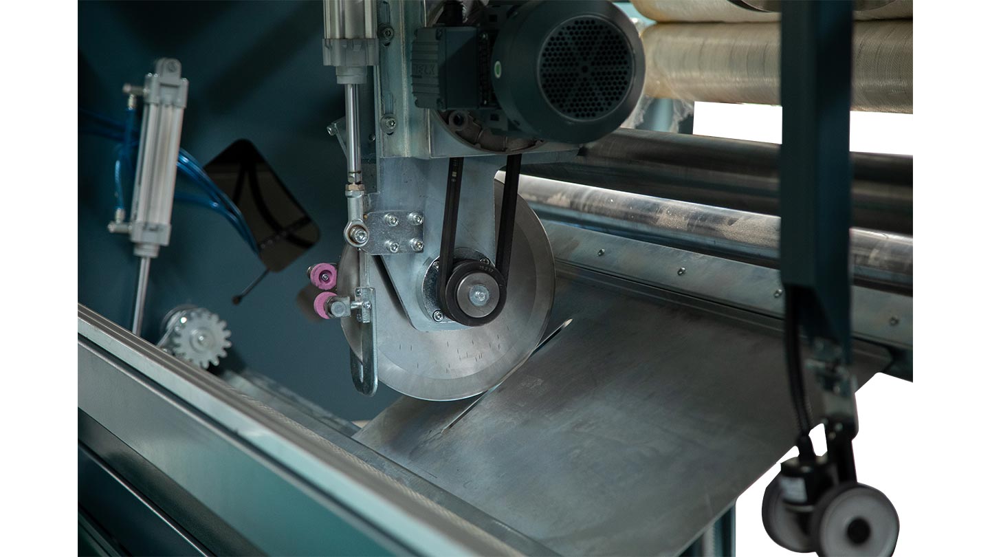 Automatic-Quilted-Panel-Border-Cutting-Machine-4